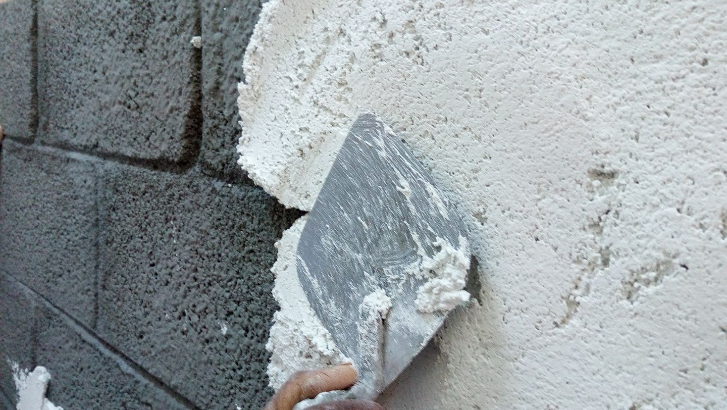 عامل بلاستر في عجمان